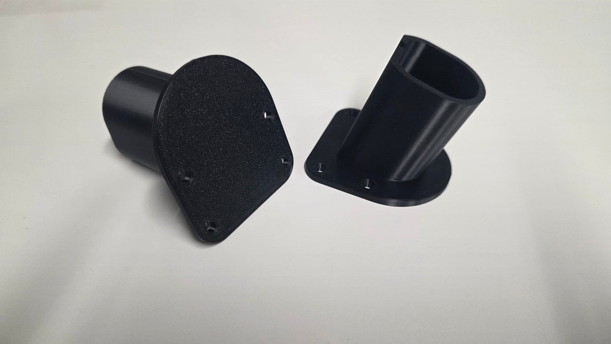 Kaksi mustaa 3D-tulostettua Ryobi One+ -akkutelinettä vierekkäin
