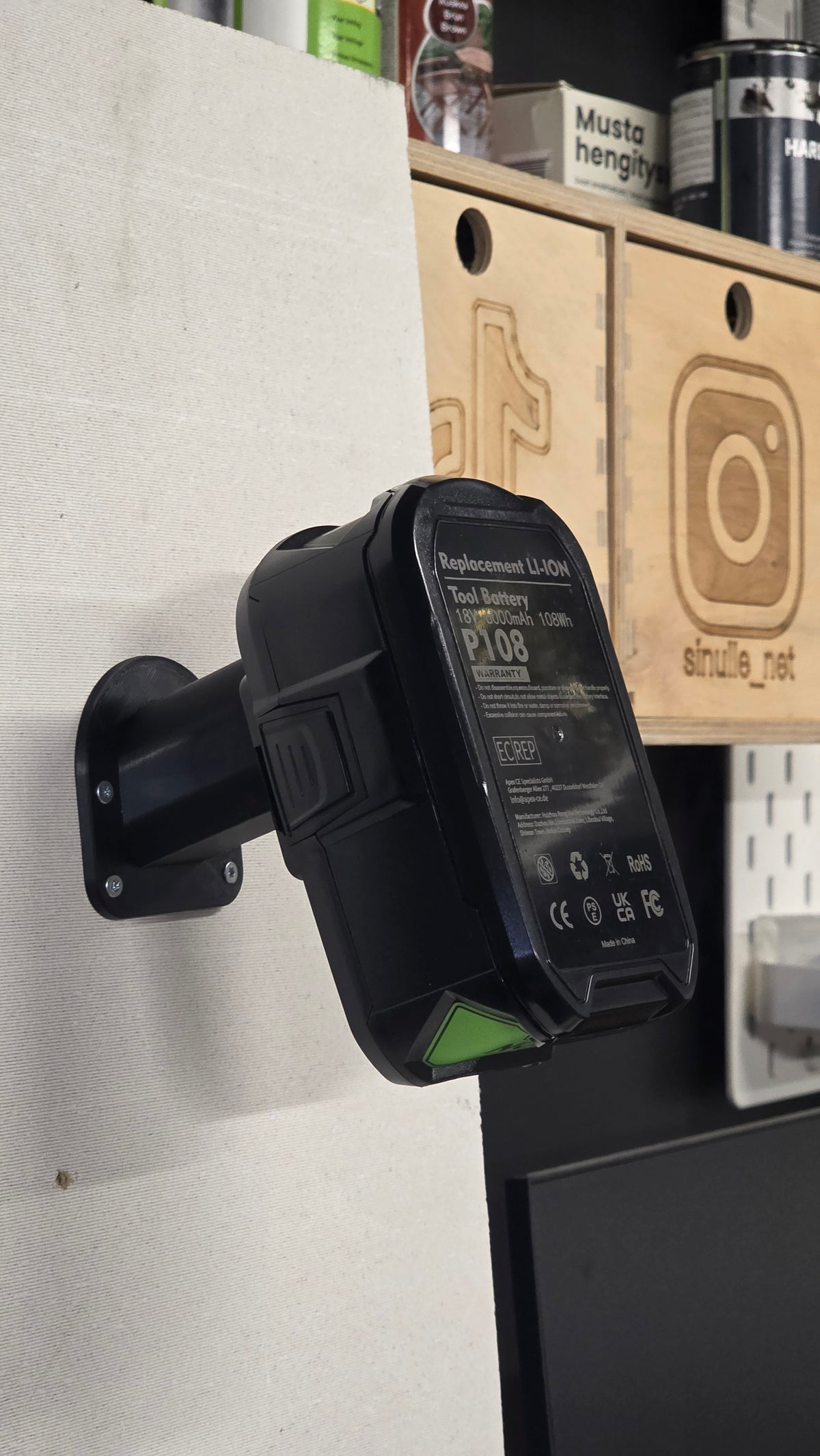 3D-tulostettu Ryobi One+ -yhteensopiva akkuteline seinällä, akku paikallaan